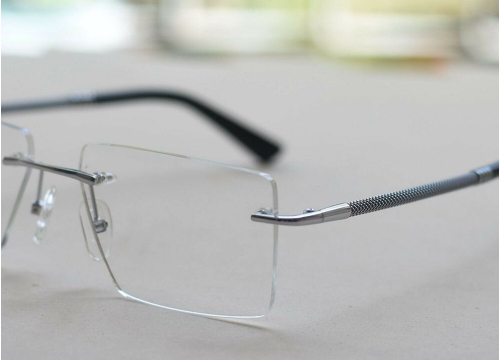 Rimless Glasses vs. Full-Rim Frames: Pros and Cons