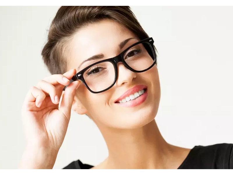Make a Statement: Why Plastic Frames are the Ultimate Fashion Move